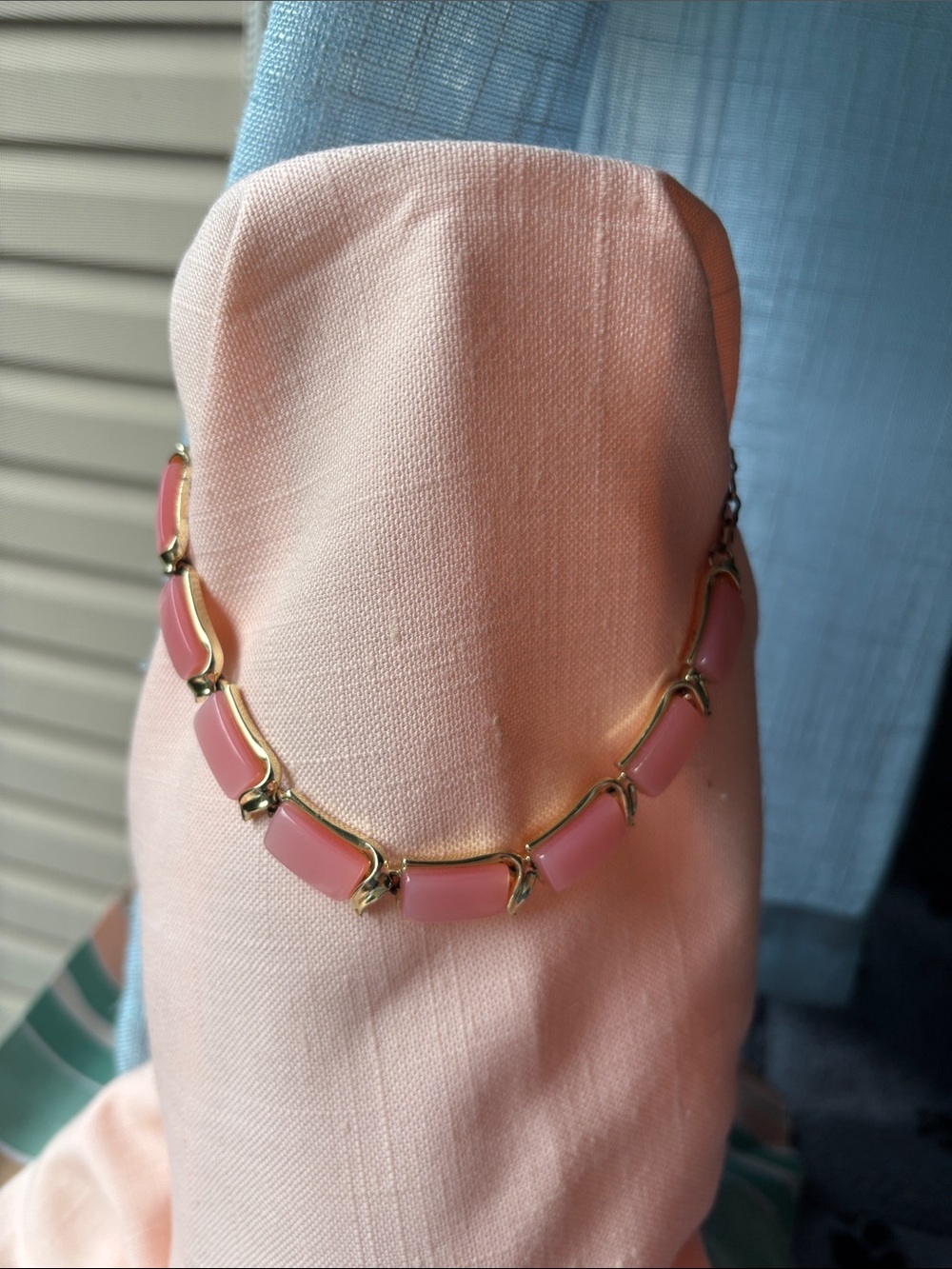 Vintage 1950s Pink Moonglow Thermoset Lucite Choker Necklace